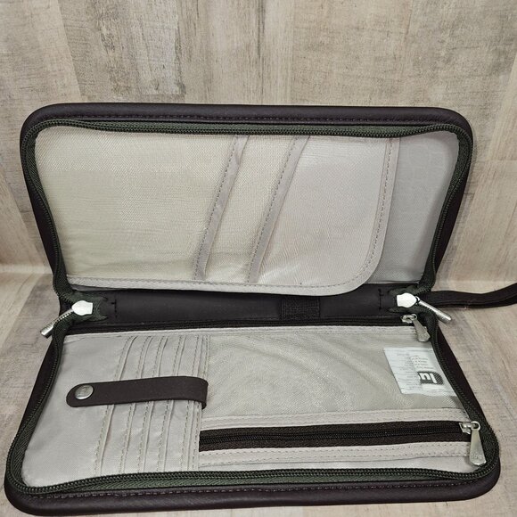 Lug Lasso Zip Travel Wallet Canter Collection Passport Outer Pockets - Picture 5 of 8